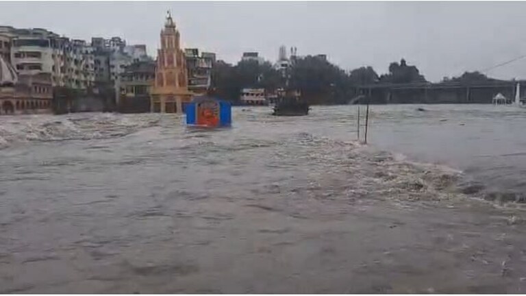 नाशिकला पावसाने झोडपलं, रामकुंडावरील मंदिर पाण्याखाली, गोदावरी नदीला रौद्र रुप Mumbai Tak