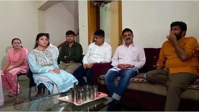 नाशिक : कथित Love Jihad विवाह सोहळ्याला राजकीय वळण, बच्चू कडूंनी घेतली पीडित कुटुंबाची भेट Mumbai Tak