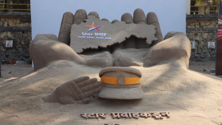 भव्य वाळूशिल्प उभारत कलाकारांनी मुंबई पोलिसांना केला मानाचा मुजरा Mumbai Tak