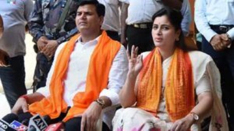 नवनीत आणि रवी राणांविरोधात राजद्रोहाचा गुन्हा, काय असतो राजद्रोह? Mumbai Tak