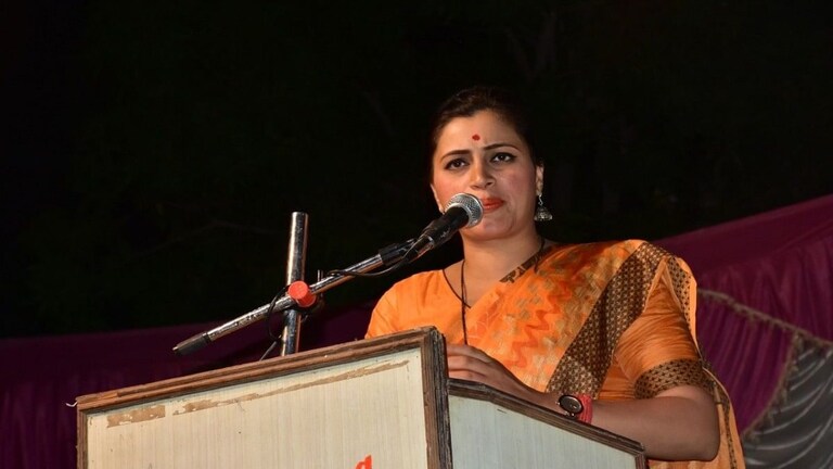 खासदार नवनीत राणा यांना शिवसेनेच्या लेटरहेडवर जीवे मारण्याची धमकी Mumbai Tak