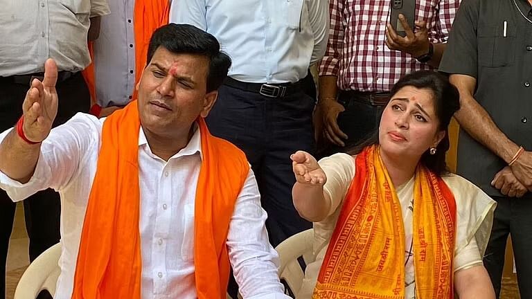 नवनीत आणि रवी राणांवर मुंबई पोलिसांनी ‘याच’ कारणामुळे दाखल केला राजद्रोहाचा गुन्हा Mumbai Tak