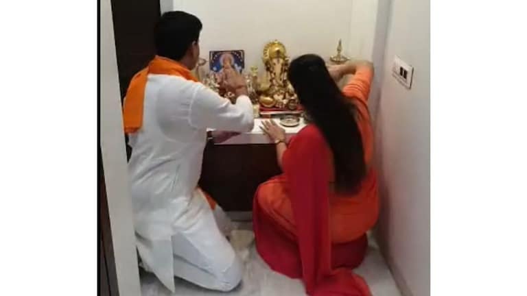 Navneet Rana : ‘मुख्यमंत्र्यांमुळे महाराष्ट्राला शनि’; रवि राणा हनुमान चालीसा पठणावर ठाम Mumbai Tak