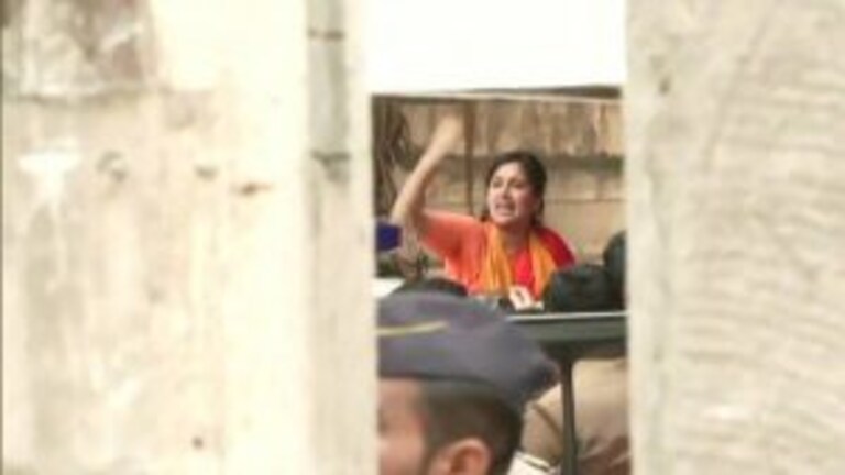 नवनीत राणा, रवि राणांना अटक; ताब्यात घेताना खारमध्ये ‘हायव्होल्टेज ड्रामा’ Mumbai Tak