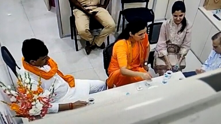 Navneet Rana : नवनीत राणांचा गंभीर आरोप; मुंबई पोलीस आयुक्तांनी ‘व्हिडीओ’च दाखवला Mumbai Tak