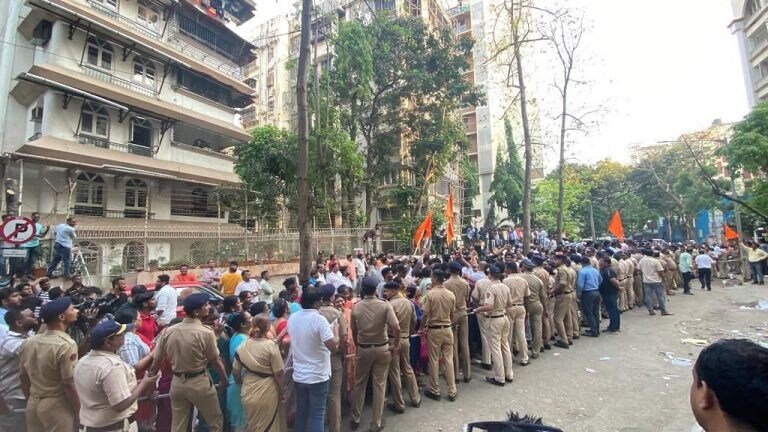 Navneet Rana : मुंबई पोलीस नवनीत राणांच्या घरात; ताब्यात घेण्यावरून नाट्यमय घडामोडी Mumbai Tak