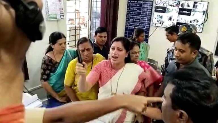 कथित लव्ह जिहाद प्रकरणात खासदार नवनीत राणा अडकणार?; पोलिसांनी दाखल केला गुन्हा Mumbai Tak