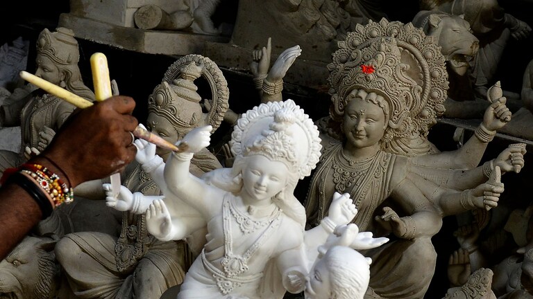 नवरात्रोत्सव साजरा करण्यासाठी ११ नियमांची करावी लागणार पूर्तता; BMC ने जाहीर केली नियमावली Mumbai Tak