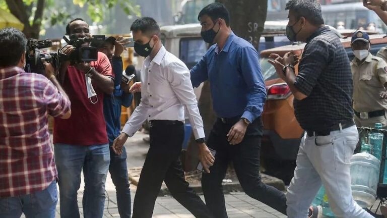 क्रूझ ड्रग्स प्रकरण: आणखी एका परदेशी नागरिकाला अटक, आर्यन खानच्या अडचणीत वाढ? Mumbai Tak