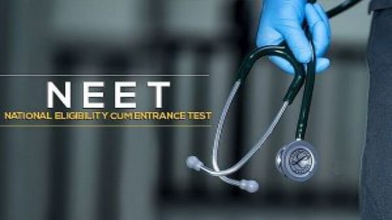 NEET : “मी ‘नीट’ परिक्षेचा पेपर फोडला”; पश्चाताप होत असल्याने पर्यवेक्षकाने दिली कबुली Mumbai Tak