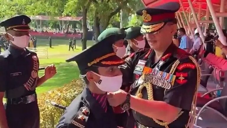 Lt Nitika Kaul: सैन्यात अधिकारी बनली शहीद मेजरची पत्नी, पुलवामा चकमकीत पतीने गमावलेले प्राण Mumbai Tak