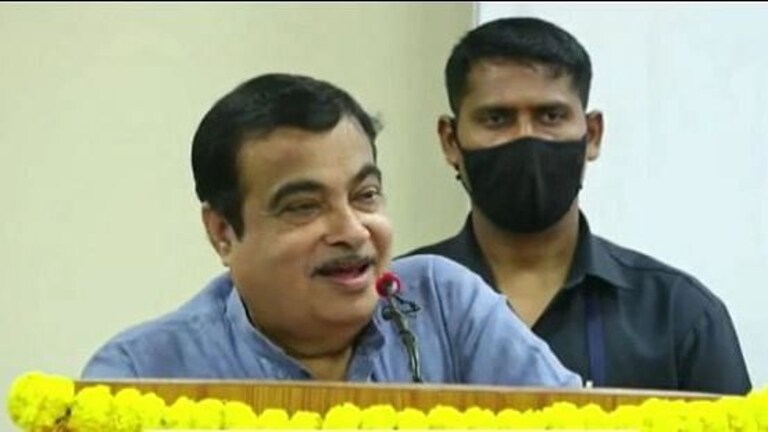 साहित्य संमेलनाच्या व्यासपीठावर राजकारणी असू नये ही भूमिका योग्य नाही, गडकरींनी टोचले साहित्यिकांचे कान Mumbai Tak