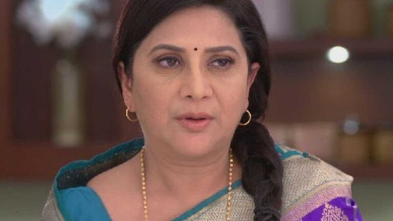 अभिनेत्री निवेदिता सराफ यांच्या ड्रायव्हरला मारहाण, पोलिसांकडून तपास सुरू Mumbai Tak