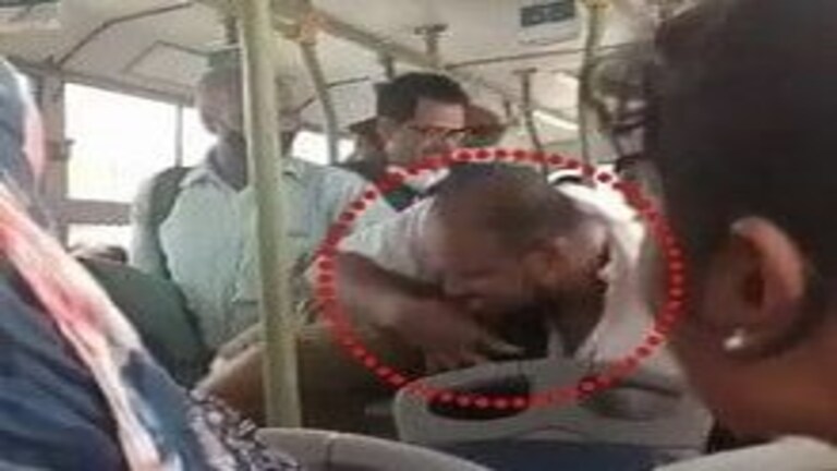 पनवेलमध्ये तिकिट देण्याच्या वादातून प्रवाशाने कंडक्टरला झोडपलं Mumbai Tak