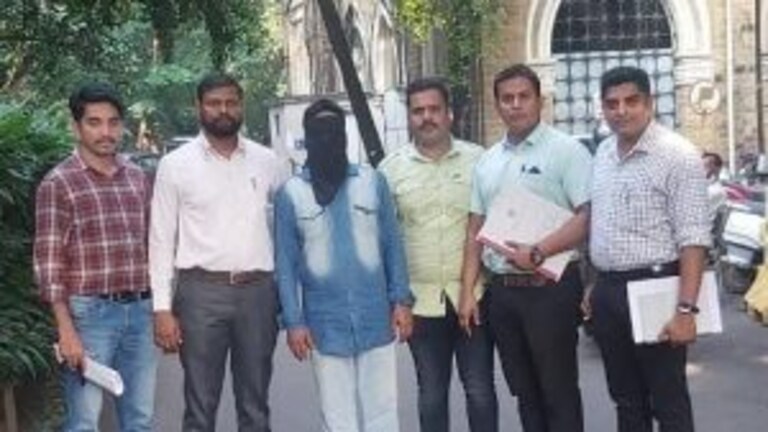 बनावट नोटा छापणाऱ्या एका व्यक्तीला Mumbai Police नी केली अटक Mumbai Tak
