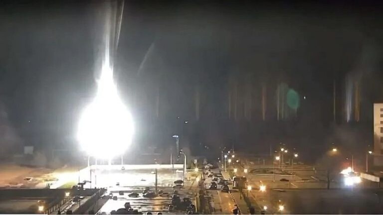 रशियाच्या हल्ल्यांमुळे युरोपातील सर्वात मोठ्या अणु ऊर्जा प्रकल्पाला आग; युक्रेननं दिला इशारा Mumbai Tak