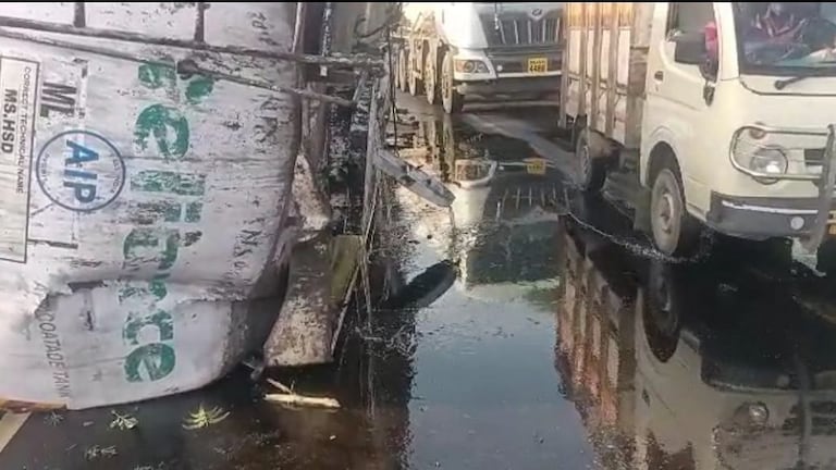 उस्मानाबादेत तेलाचा टँकर उलटला, स्थानिकांची तेल पळवण्यासाठी गर्दी Mumbai Tak
