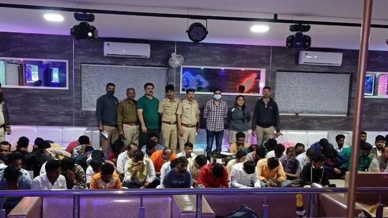 चाबकाचे फटके, नग्न उभं राहुन विष्ठा खायला भाग पाडल्याचा आरोप ! उस्मानाबादेत जातपंचायतीचा भीषण चेहरा समोर Mumbai Tak