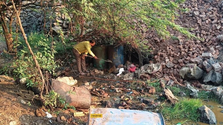 उस्मानाबाद : अवैध दारु अड्ड्यांवर पोलिसांची छापेमारी, लाखोंचा मुद्देमाल जप्त, २८ गुन्हे दाखल Mumbai Tak