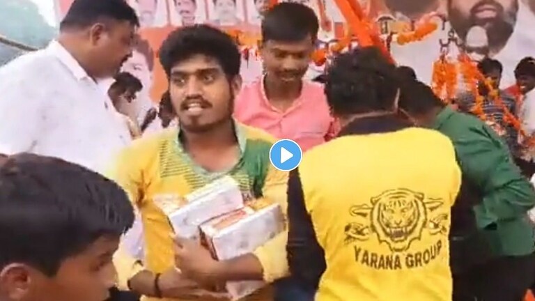 पैठणमध्ये मुख्यमंत्र्यांची पाठ फिरायचा अवकाश! काही सेकंदात १०० किलो पेढे गायब, व्हीडिओ व्हायरल Mumbai Tak