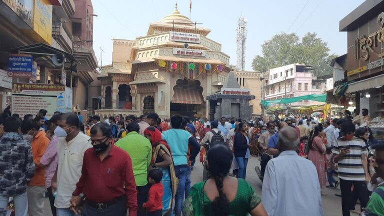 सलग सुट्ट्यांमुळे पंढरपुरात भाविकांची गर्दी, दर्शनाची वेळ बदलली Mumbai Tak