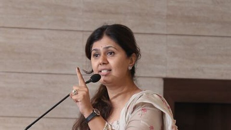 Pankaja Munde दिल्लीला रवाना, राज्यात पुन्हा एकदा तर्कवितर्कांना उधाण Mumbai Tak