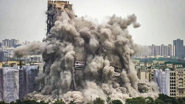 supertech twin tower demolition : 800 कोटींची 32 मजली टॉवर्स बिल्डरला का पाडावी लागली? Mumbai Tak