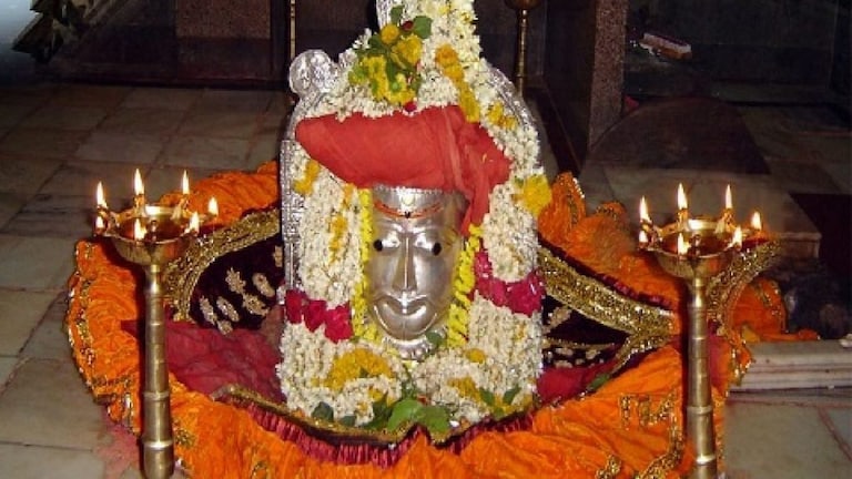 बीड : ’50 लाख रुपये द्या, अन्यथा वैद्यनाथ मंदिर बॉम्बने उडवेन’; विश्वस्तांना धमकी Mumbai Tak