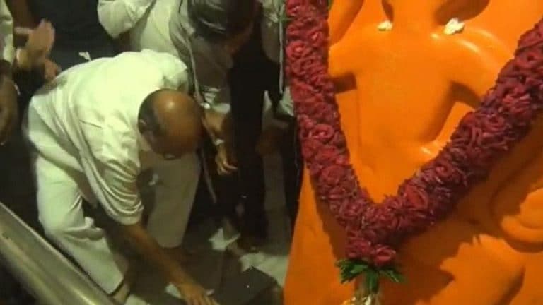 राज ठाकरे म्हणाले शरद पवार नास्तिक, बारामतीकर म्हणाले हा पाहा व्हीडिओ Mumbai Tak