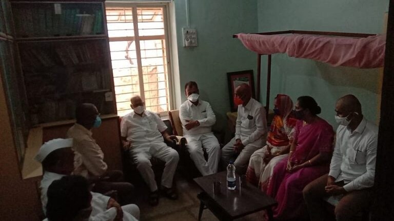 शरद पवारांनी घेतली माजी आमदार गणपतराव देशमुखांच्या कुटुंबाची भेट Mumbai Tak