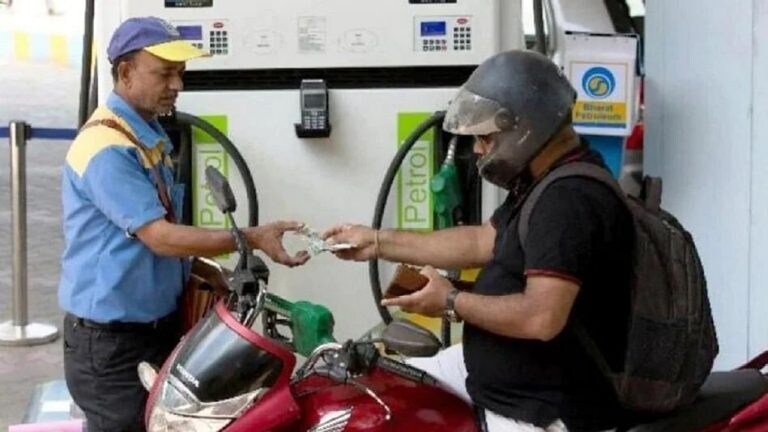 Petrol-Diesel Price: पेट्रोल-डिझेलचे दर पुन्हा वाढले, जाणून घ्या तुमच्या शहरातील रेट Mumbai Tak