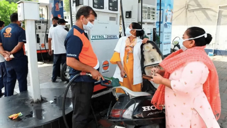 Petrol-Diesel Price Today: पेट्रोल-डिझेल स्वस्त झालं, तुमच्या शहरातील नेमके दर काय? Mumbai Tak