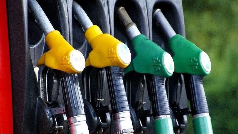 Petrol-Diesel Price Today: मुंबईत पेट्रोल शंभरीच्या जवळपास, प्रचंड महागाईने मुंबईकर हैराण Mumbai Tak