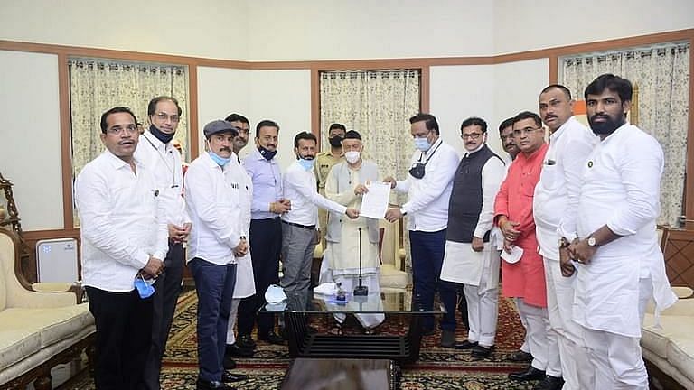 पठ्ठ्याने केली कमाल प्रसाद ओकचा धर्मवीर एकट्याने पाहता यावा यासाठी केलं अख्खं थिएटर बुक Mumbai Tak