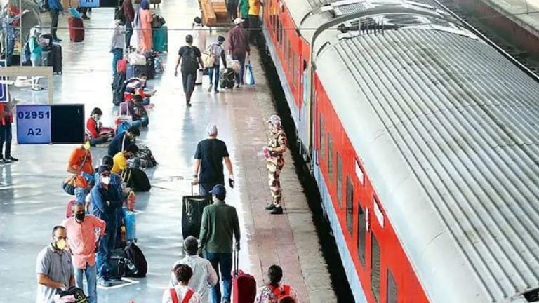Platform Ticket: प्लॅटफॉर्म तिकिटात मोठी कपात, रेल्वेकडून सामान्यांना दिलासा.. किती रुपयात तिकीट? Mumbai Tak