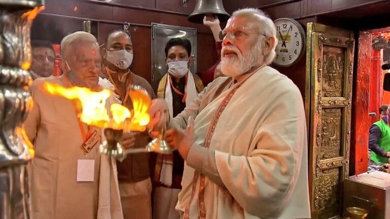 PM Narendra Modi यांच्या विमानातल्या या फोटोची एवढी चर्चा का होते आहे? Mumbai Tak