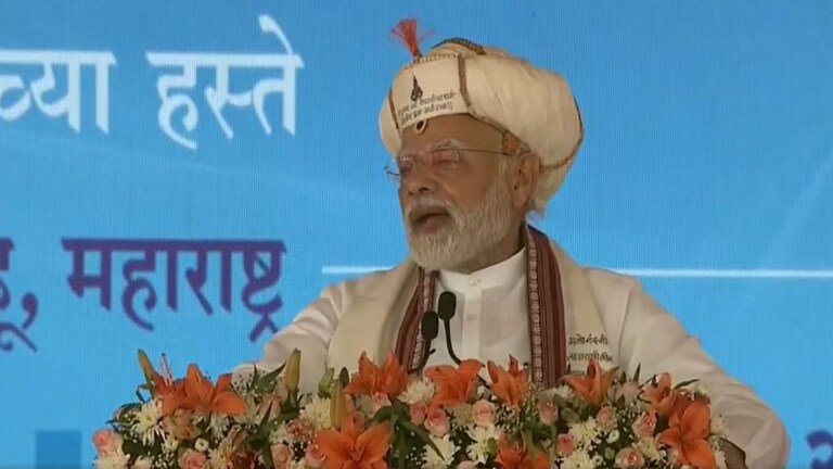 Narendra Modi: “वीर सावरकर तुरुंगात बेड्या चिपळ्यांप्रमाणे वाजवत,तुकोबांचे अभंग म्हणत” Mumbai Tak