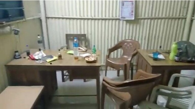 नाशिक : पोलीस चौकीत रंगली ओली पार्टी, मद्यधुंद पोलिसांची नागरिकाला धक्काबुक्की Mumbai Tak