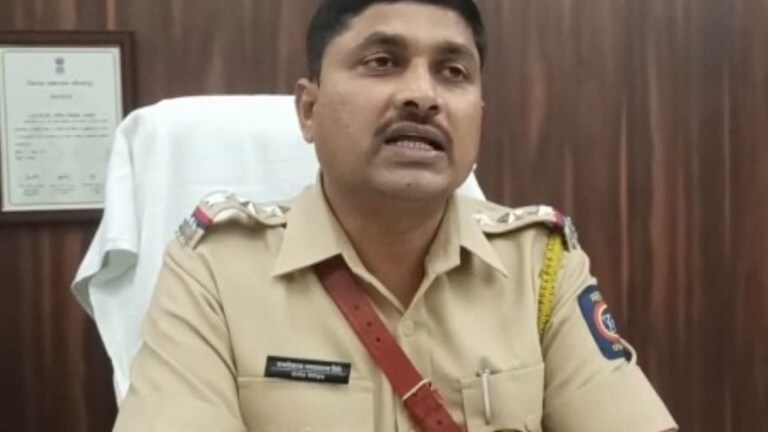 कथा खाकी वर्दीतल्या माणुसकीची, संवेदनशील अधिकाऱ्याची! Mumbai Tak