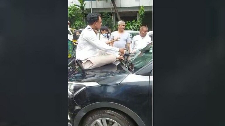 ट्रॅफिक हवालदार कारच्या बोनेटवर बसले असतानाही पळवली गाडी, मुंबईच्या अंधेरी भागातली धक्कादायक घटना Mumbai Tak