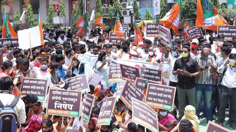 आभाळ कोसळणार आहे का? कोरोना काळातही राजकीय सभा घेणाऱ्या नेत्यांना हायकोर्टाने फटकारलं Mumbai Tak