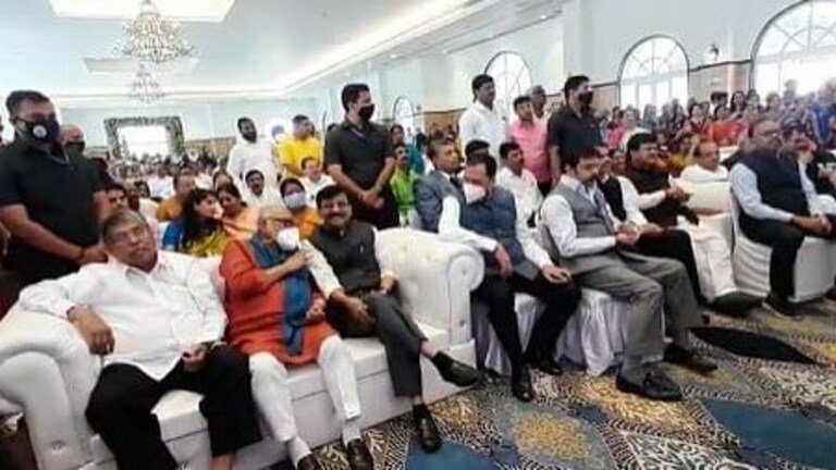 राजकारणातले कट्टर शत्रू जेव्हा लग्न सोहळ्यात गप्पांचा फड रंगवतात… Mumbai Tak