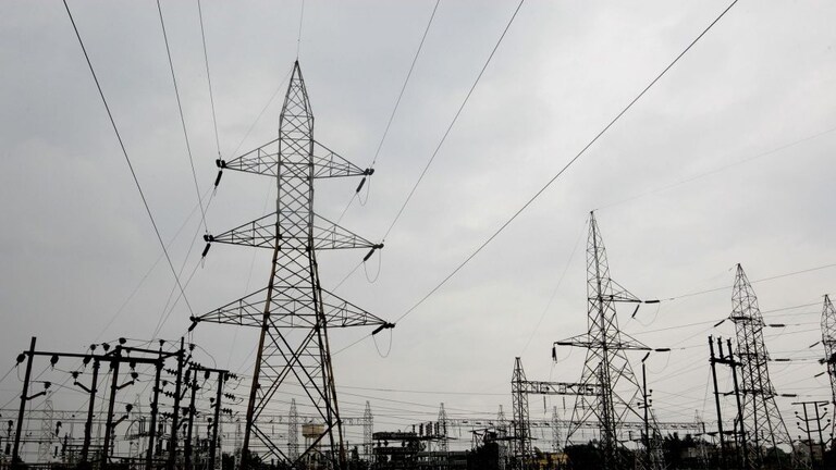 राज्यातील वीज ग्राहकांना दिलासा, वीजदरांत दोन टक्क्यांची कपात Mumbai Tak