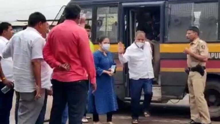 सातारा जिल्हा बँक निवडणूक : प्रभाकर घार्गे कोठडीतून थेट मतदान केंद्रावर, पोलिसांचा कडा पहारा Mumbai Tak