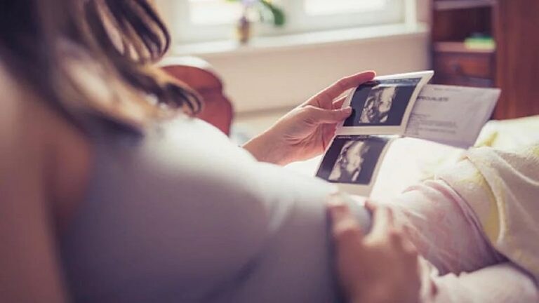 फर्टिलिटी डॉक्टरने महिलांना दिला धोका, तब्बल 14 वेळा वापरलं स्वत:चं स्पर्म! Mumbai Tak