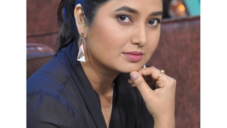 बोल्ड अँड ब्यूटीफुल, प्राजक्ताचा हा अंदाज तुम्हाला पाडेल प्रेमात Mumbai Tak