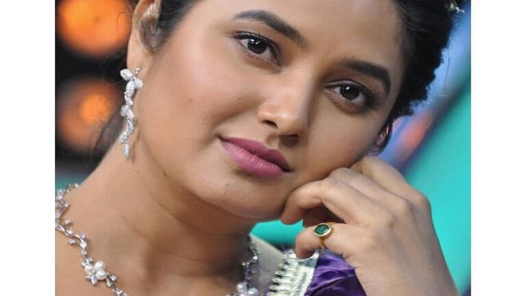 नजाकत…प्राजक्ताच्या सदाबहार अदा पाहून चाहतेही झाले फिदा Mumbai Tak