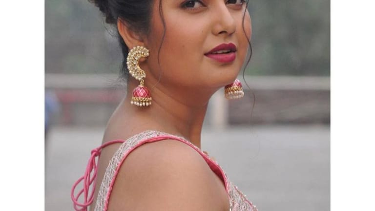 डाव्या डोळ्यावर बट ढळली…गुलाबी साडीत प्राजक्ताचा मनमोहक अंदाज Mumbai Tak