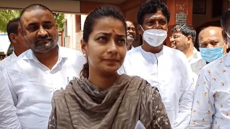 प्रणिती शिंदेंचा भाजपवर निशाणा, नेमकं काय म्हणाल्या काँग्रेस आमदार? Mumbai Tak