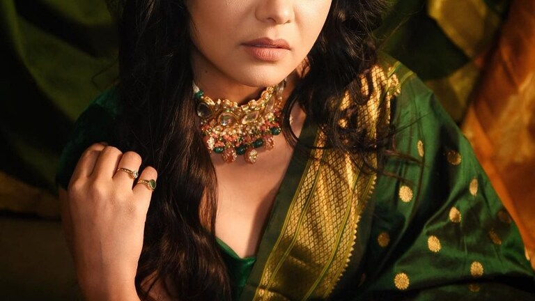 डाव्या डोळ्यावर बट…हिरव्या पैठणीत प्रार्थनाचा मनमोहक अंदाज पाहिलात का? Mumbai Tak